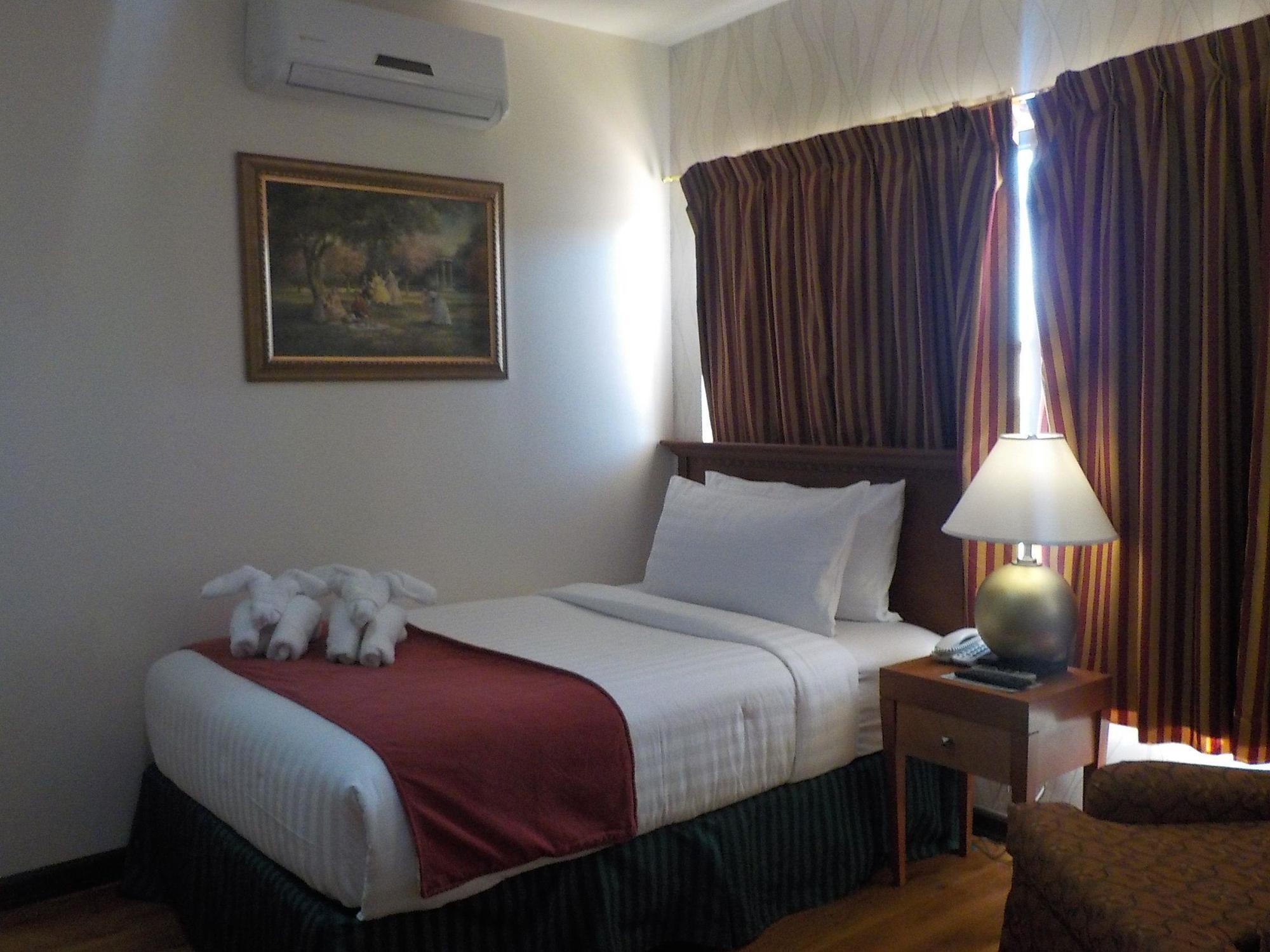 Royal Suites Condotel Kalibo Exteriör bild
