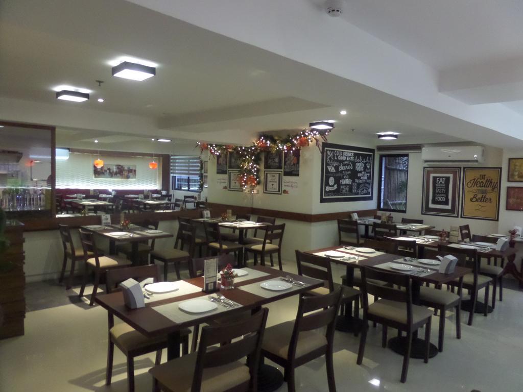 Royal Suites Condotel Kalibo Exteriör bild