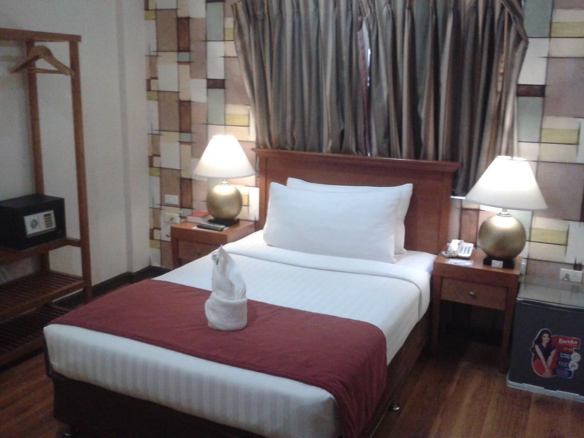 Royal Suites Condotel Kalibo Exteriör bild