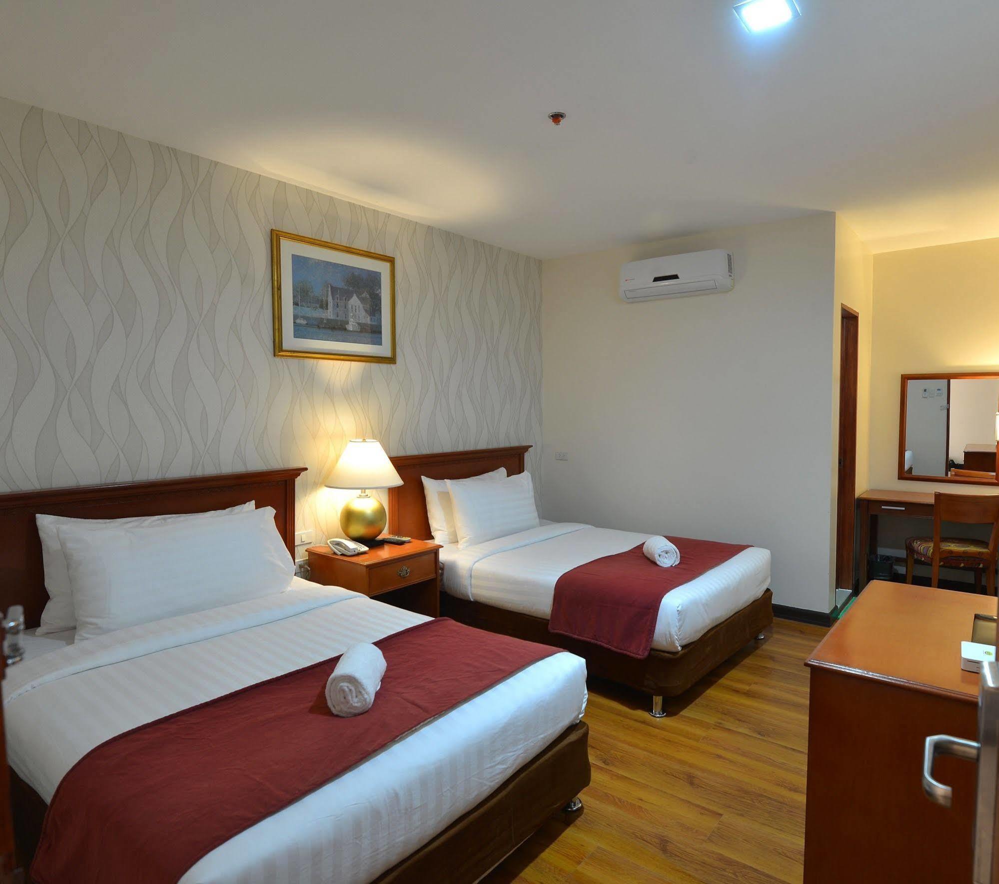 Royal Suites Condotel Kalibo Exteriör bild