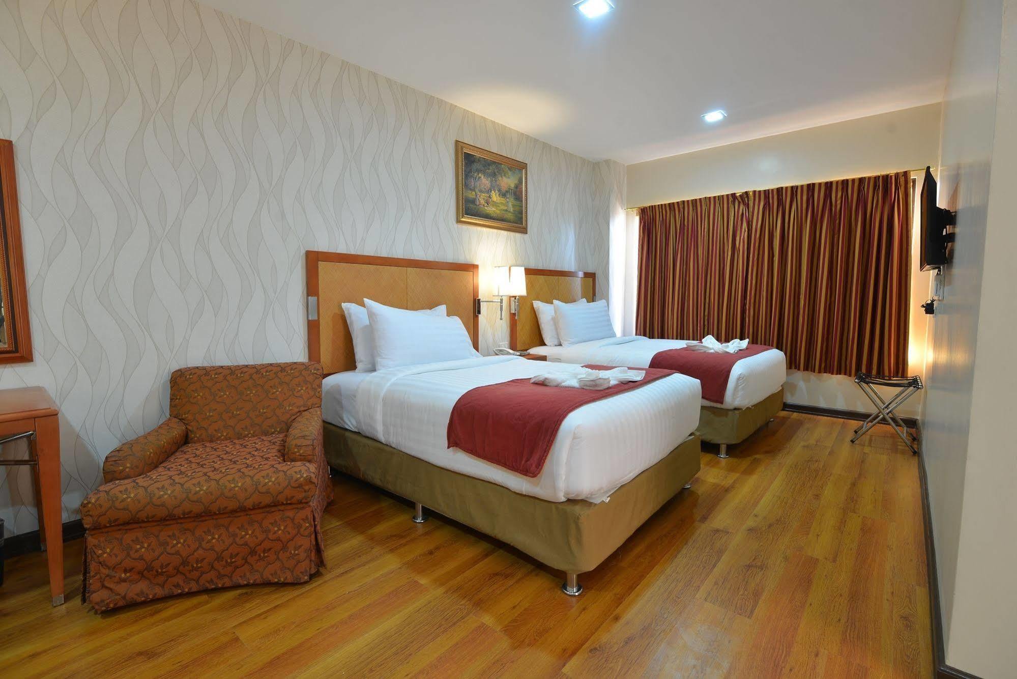 Royal Suites Condotel Kalibo Exteriör bild