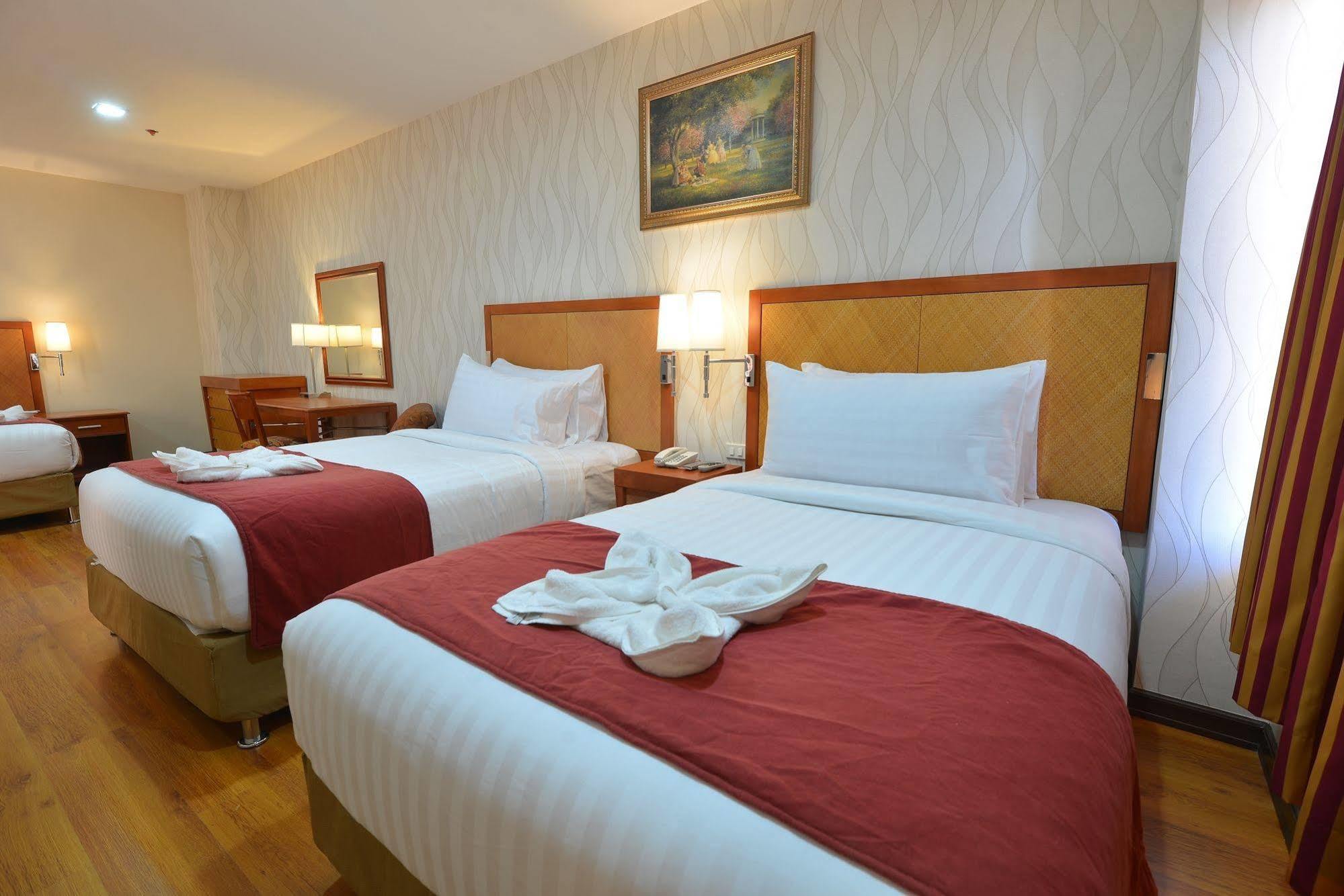 Royal Suites Condotel Kalibo Exteriör bild