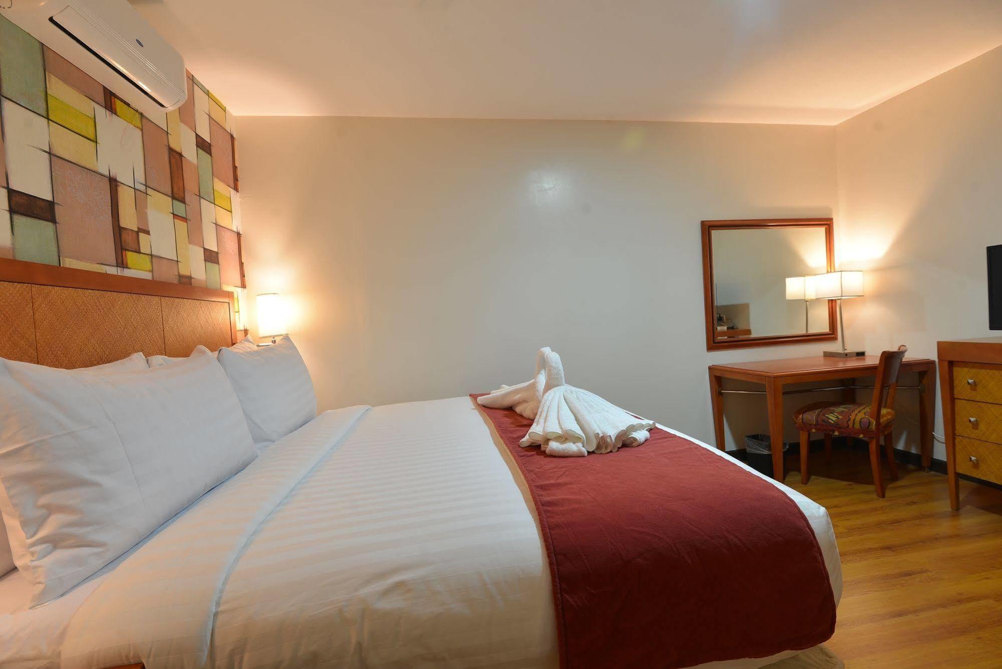 Royal Suites Condotel Kalibo Exteriör bild